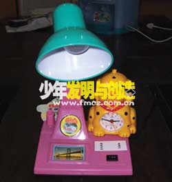 獲少年兒童發(fā)明獎(jiǎng)銀獎(jiǎng)的鬧鐘燈(圖)