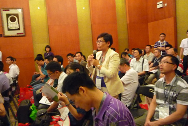 現(xiàn)場觀眾就OLED市場前景以及技術情況作提問