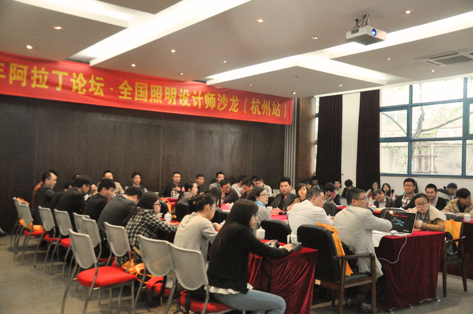 參會(huì)人員都在認(rèn)真聽分享